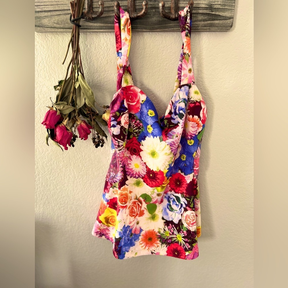 Guess colorful floral sweetheart bust, peplum bottom with lacy sides dressy cami
